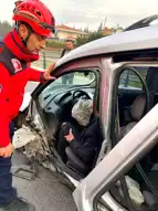 Karesi'nde Trafik Kazası: Sürücü Sıkıştı, Yaralı Kurtarıldı