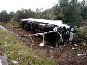 Ayvalık'ta TIR Hendeğe Yuvarlandı, Sürücü Yaralı