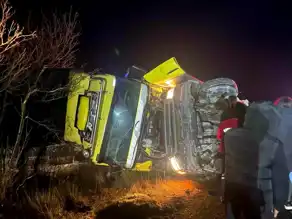 Balıkesir'de Mermer Kamyon Kazası: Sürücü Yaralandı