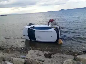 Erdek'te Otomobil Denize Düştü! Sürücü Kurtuldu