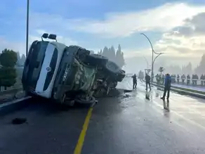 Edremit'te Kamyon Devrildi! Şoför Yaralanmadı