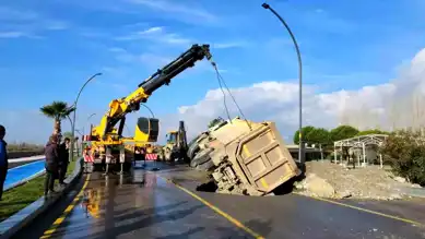 Balıkesir'de Yol Çökmesi: Kamyon Çukura Düştü
