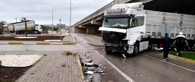 Bandırma'da TIR-Kamyonet Kazası: Trafik Kısaca Kapandi