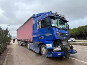 Bandırma'da Tır Kazası: Sürücü Yaralandı