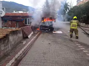 Edremit'te Park Halindeki Araç Yandı