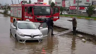 Edremit'te Sağanak Yağış Sürücüyü Mahsur Bıraktı