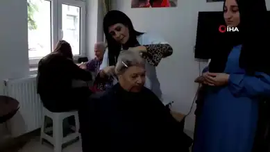 Huzurevine Yılbaşı Makyaj Sürprizi