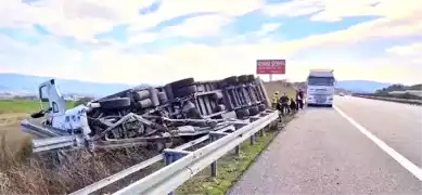 İstanbul-İzmir Otoyolunda Tır Kazası: Sürücü Kurtarıldı