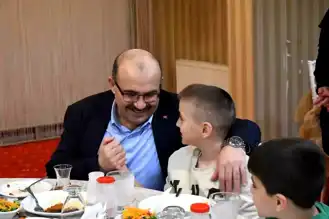 Vali Ustaoğlu, Koruma Altındaki Çocuklarla İftar Yaptı