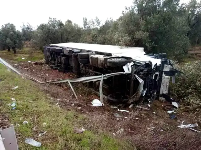 Ayvalık'ta TIR Hendeğe Yuvarlandı, Sürücü Yaralı