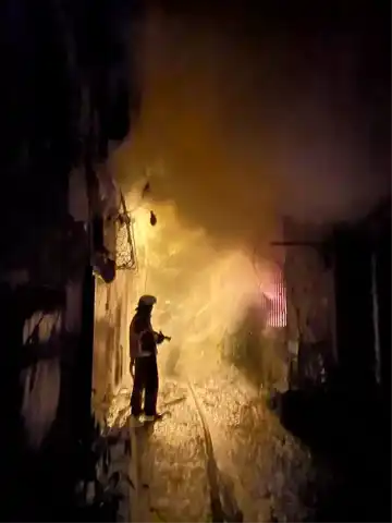 Ayvalık'ta Yangın: 3 Bina Yandı!