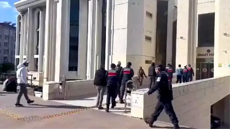Balıkesir'de 5 Göçmen Kaçakçısı Tutuklandı