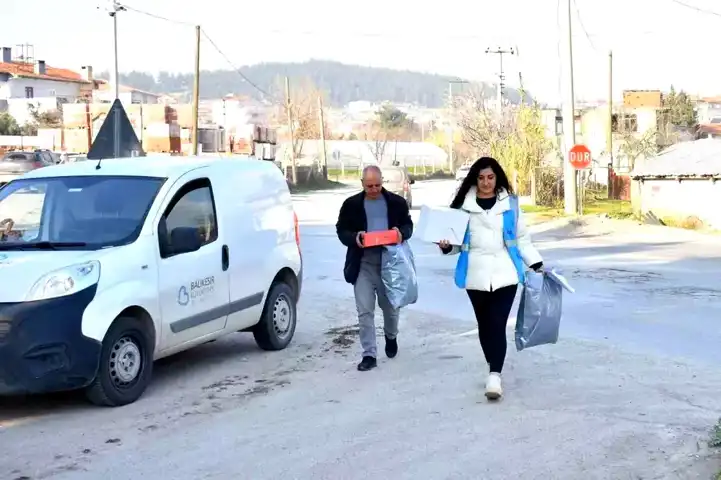 Balıkesir'de Dar Gelirli Ailelere Kışlık Giyim Desteği