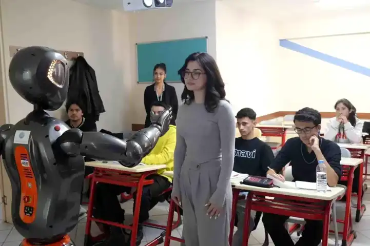 Yapay Zeka Öğretmen Robotu: Sınıfta Devrim!