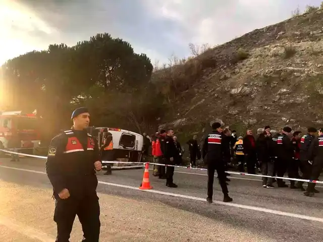 Balıkesir'de Minibüs-Otomobil Kazası: 2 Ölü, 10 Yaralı