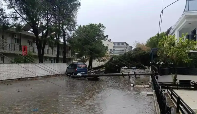 Balıkesir'de Şiddetli Yağmur Sel Felaketine Yol Açtı