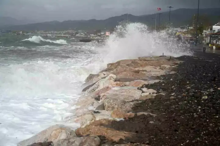 Şiddetli Lodos, Marmara Bölgesi'ni Vurdu