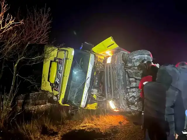 Balıkesir'de Mermer Kamyon Kazası: Sürücü Yaralandı
