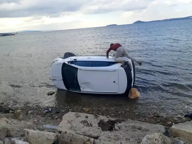 Erdek'te Otomobil Denize Düştü! Sürücü Kurtuldu