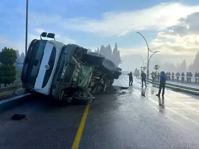 Edremit'te Kamyon Devrildi! Şoför Yaralanmadı