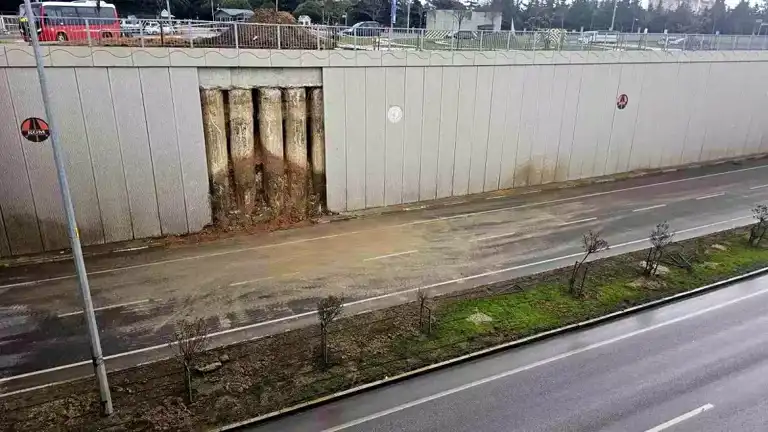 Bandırma'da Yol Çökmesi: Trafik Aksadı