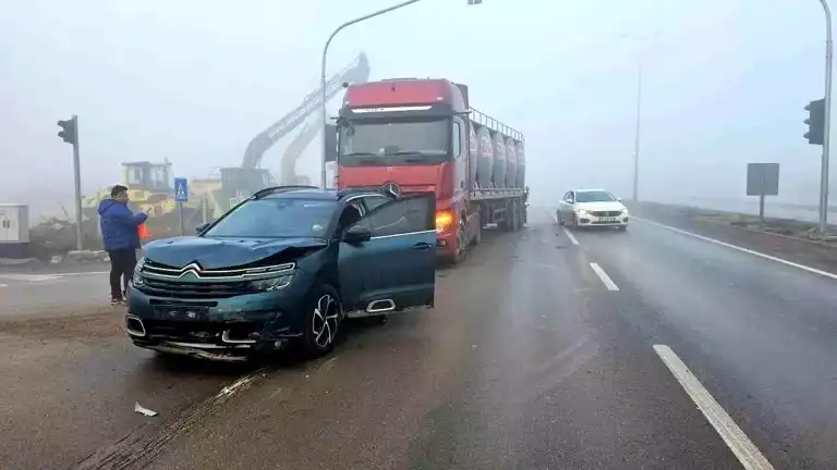 Bandırma'da Yoğun Sis Nedeniyle Zincirleme Kaza: 1 Yaralı