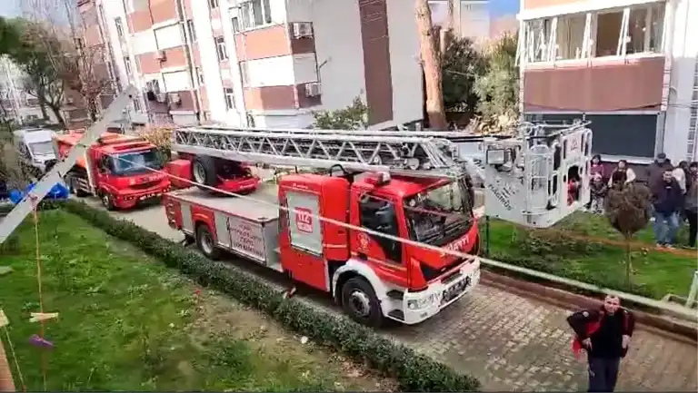 Edremit'te Apartman Yangını: 1 Ölü, Soruşturma Devam Ediyor