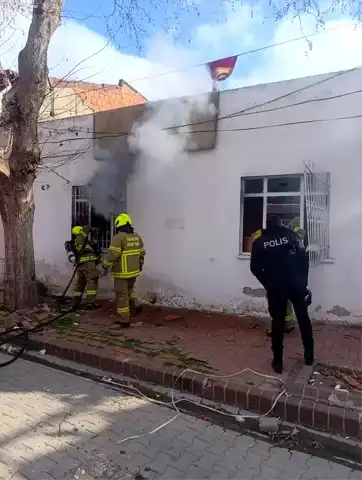 Edremit'te Ev Yangını: İtfaiye Söndürdü