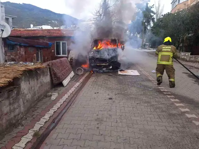 Edremit'te Park Halindeki Araç Yandı