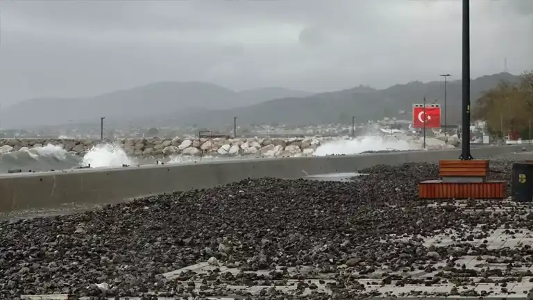Kıyı Şeridinde Şiddetli Fırtına ve Yağmur Hasara Neden Oldu