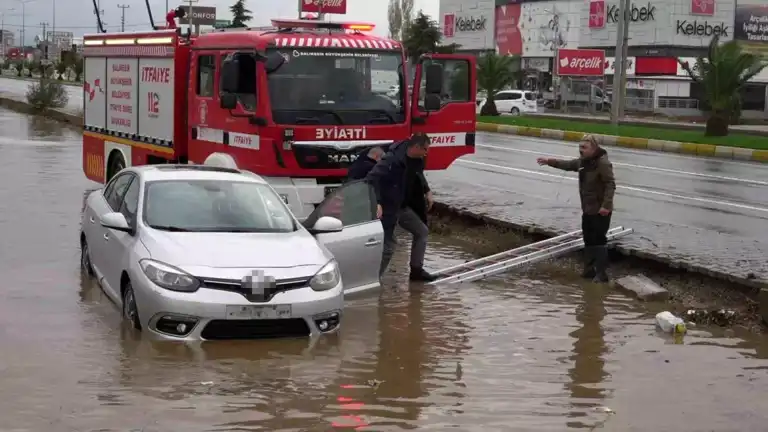 Edremit'te Sağanak Yağış Sürücüyü Mahsur Bıraktı