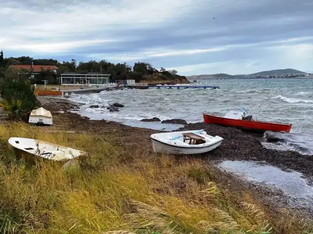 Şiddetli Rüzgar Ayvalık'ta Hasara Yol Açtı