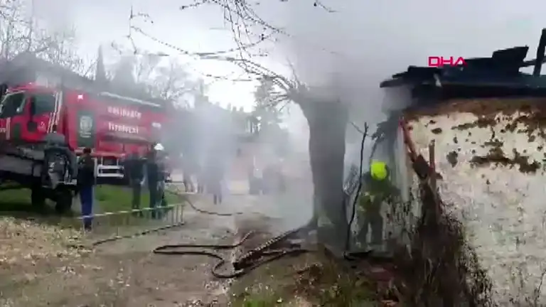 Manyas'ta Ev Yanıp Kül Oldu