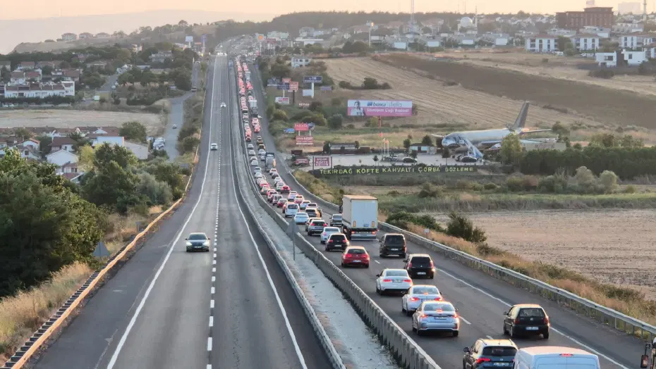 İstanbul’dan Tekirdağ’a Hafta Sonu Kuyruk Şoku: Kilometrece Araç Sırası!