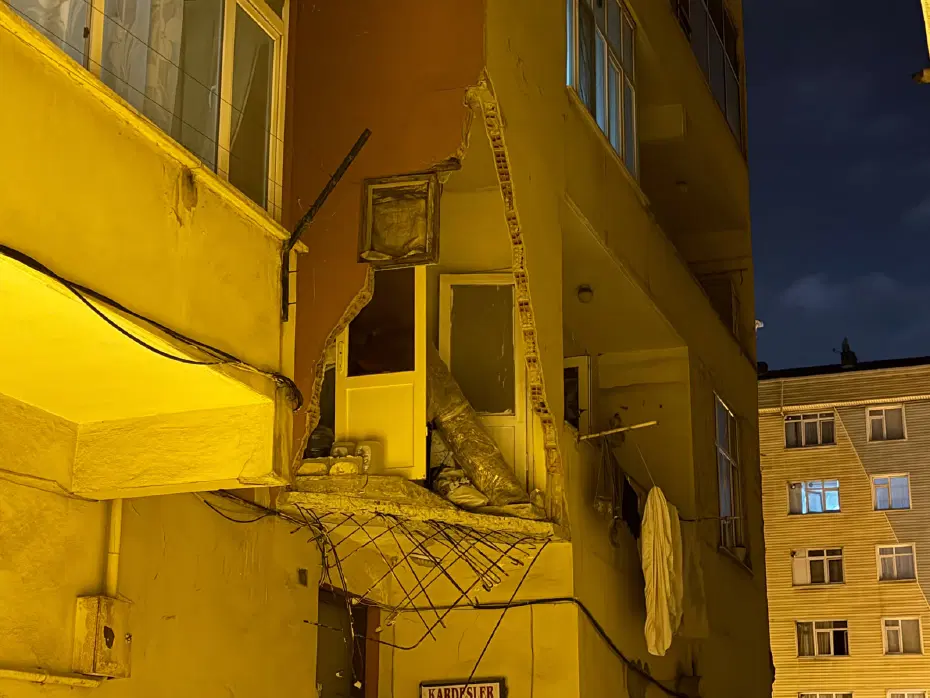 Balkon çöktü,